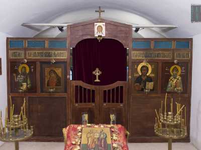 Qui si trova un altare protetto da un'iconostasi in legno su cui sono dipinte alcune immagini, tra cui quella di San Spiridione, al quale � dedicata questa chiesetta